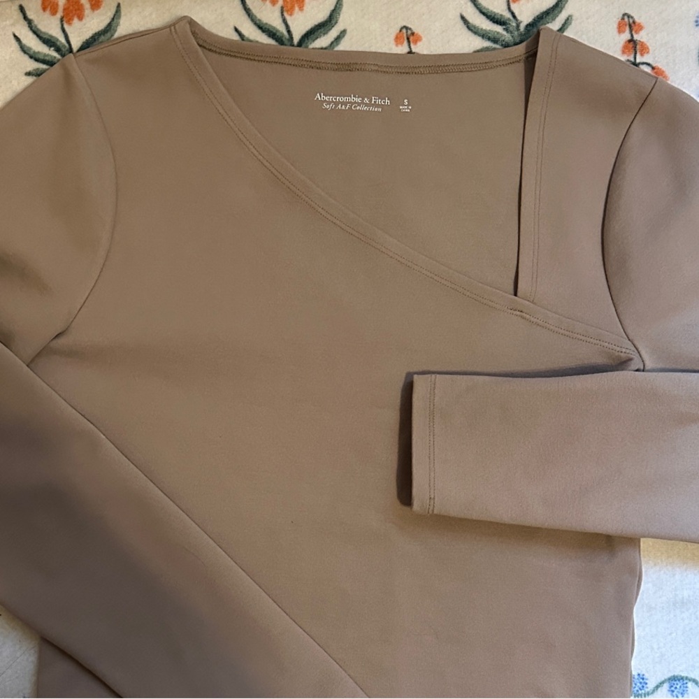 Abercrombie & Fitch Women's Long Sleeve Asymmetrical Taupe Top Modern Minimalist - Picture 2 of 3